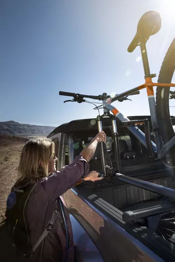 Vista de la zona trasera de un Jeep Gladiator con bicicletas montadas en el techo
