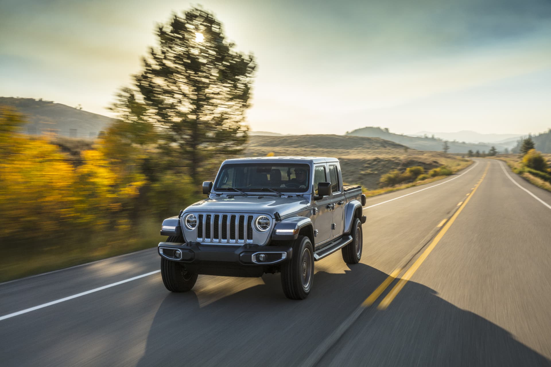 Imagen dinámica del Jeep Gladiator recorriendo una carretera asfaltada.