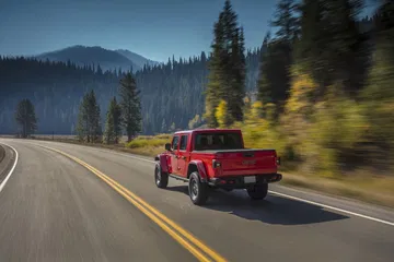 Jeep Gladiator mostrando su porte y capacidad todo terreno en un entorno de montaña.