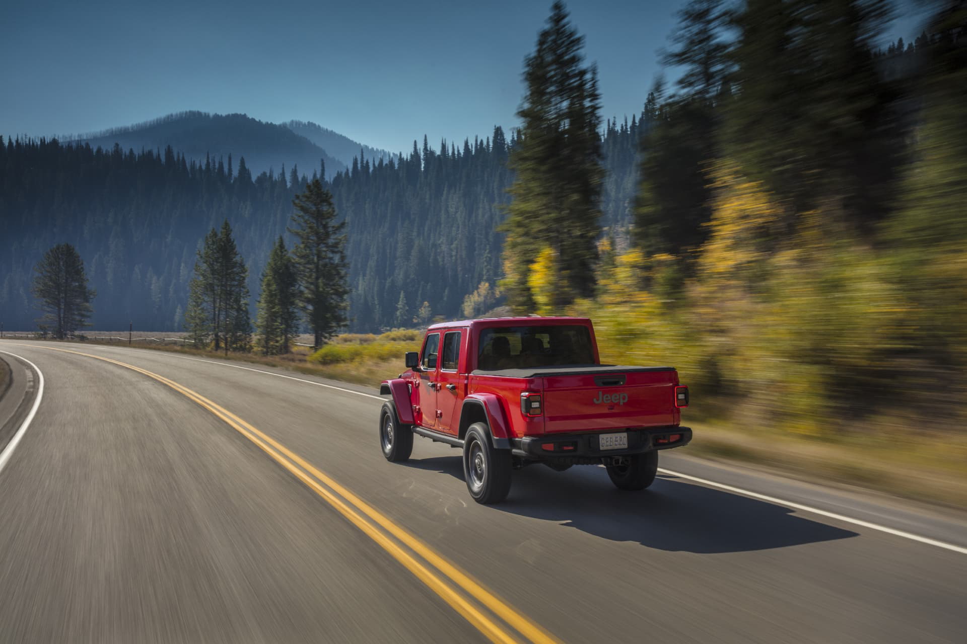 Jeep Gladiator mostrando su porte y capacidad todo terreno en un entorno de montaña.
