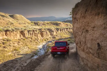 El Jeep Gladiator demuestra su capacidad todoterreno en terreno rugoso.