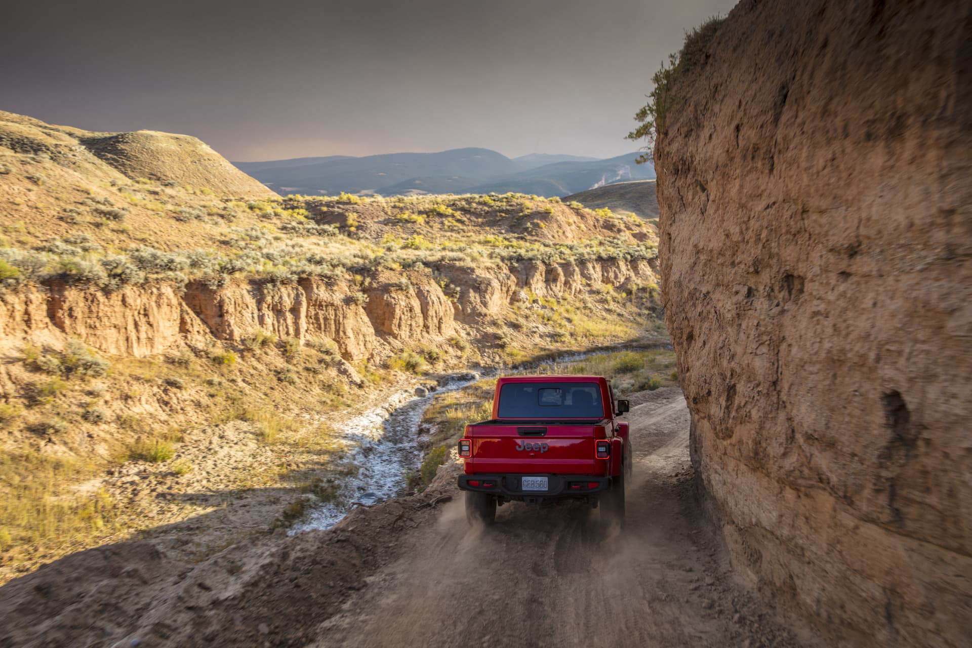El Jeep Gladiator demuestra su capacidad todoterreno en terreno rugoso.