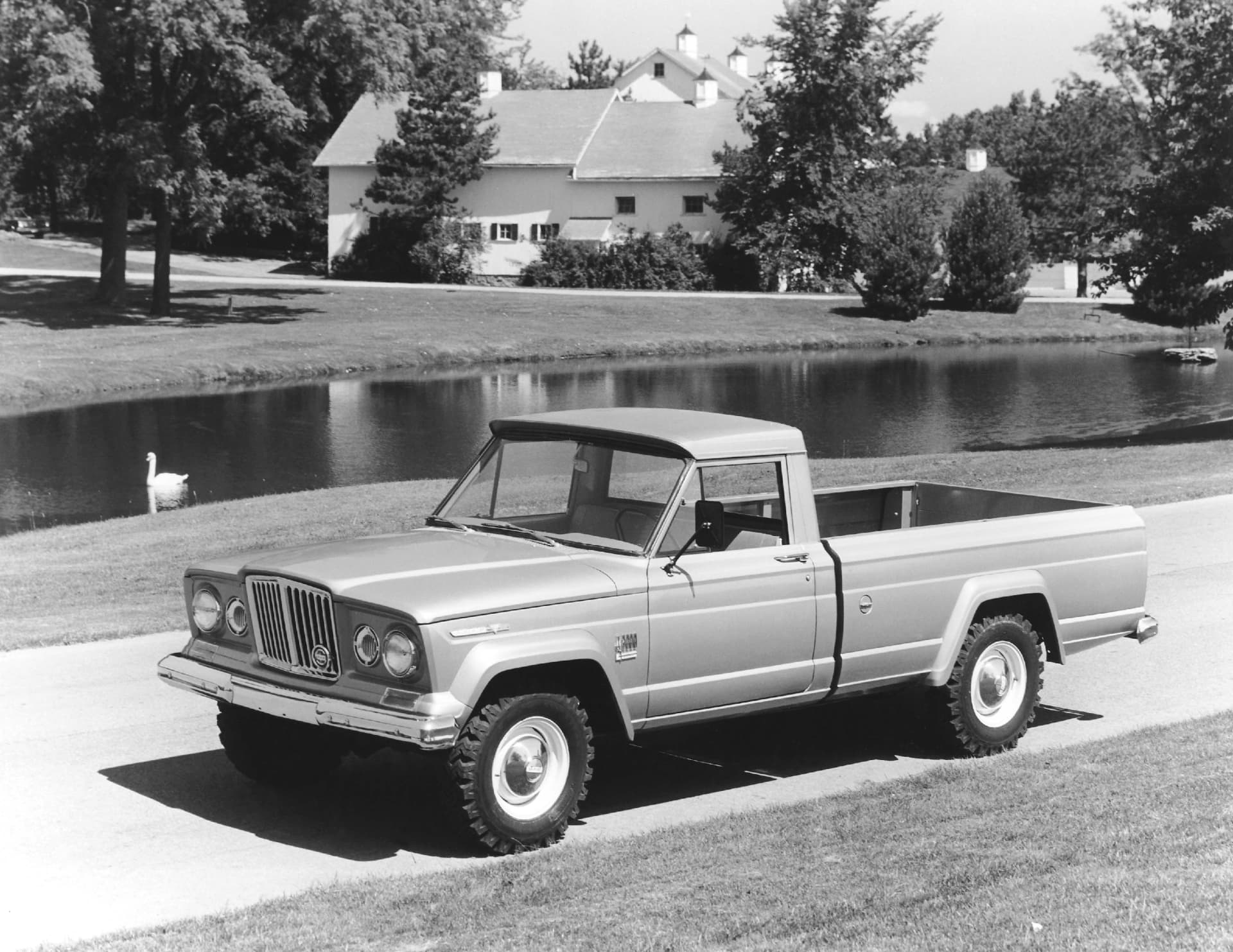 Vista lateral de un Jeep Gladiator vintage mostrando su diseño clásico.