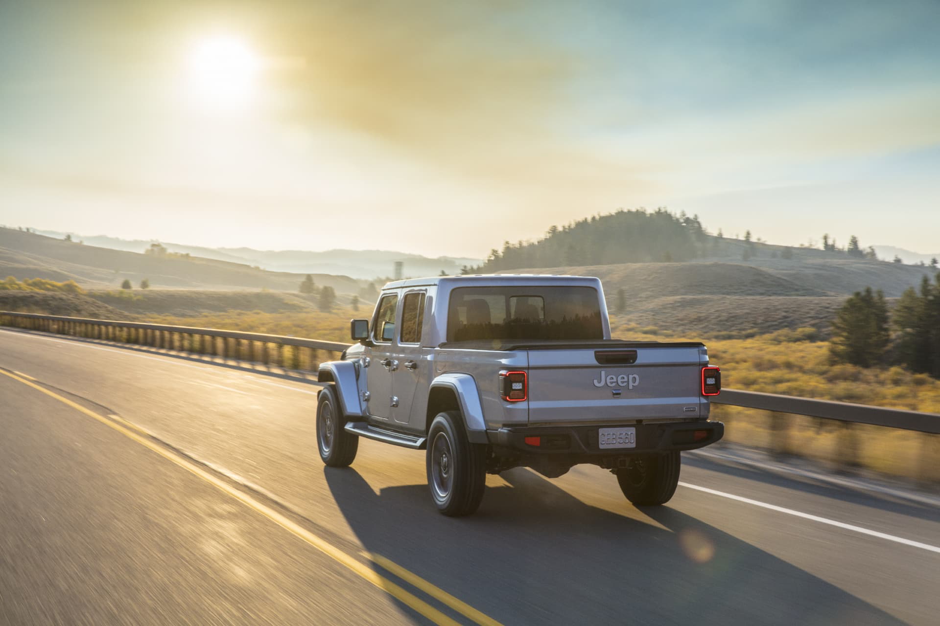 Vista dinámica del Jeep Gladiator mostrando su diseño robusto y funcionalidad.