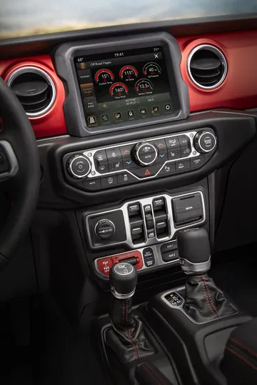 Vista de la consola central del Jeep Gladiator con controles y acabados.