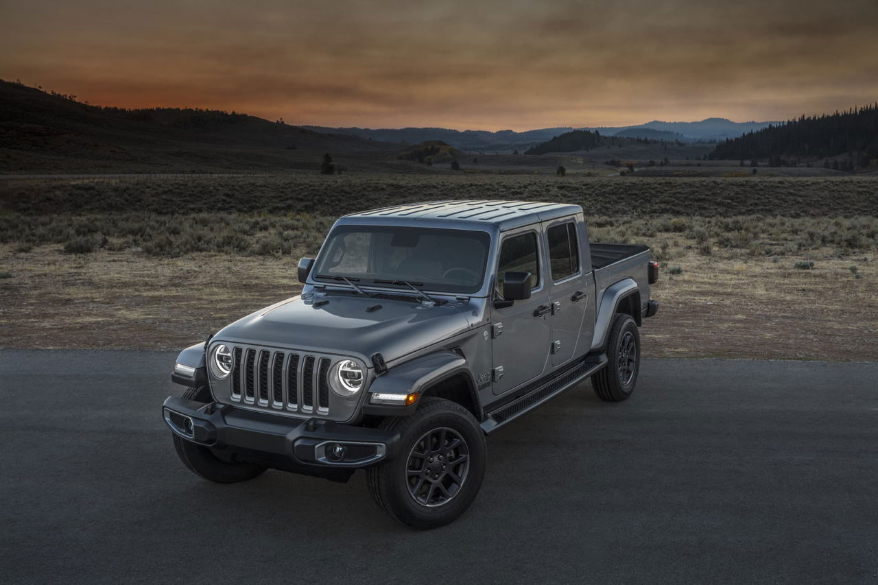 Vista frontal lateral del Jeep Gladiator al atardecer, resaltando su robustez y diseño aventurero.