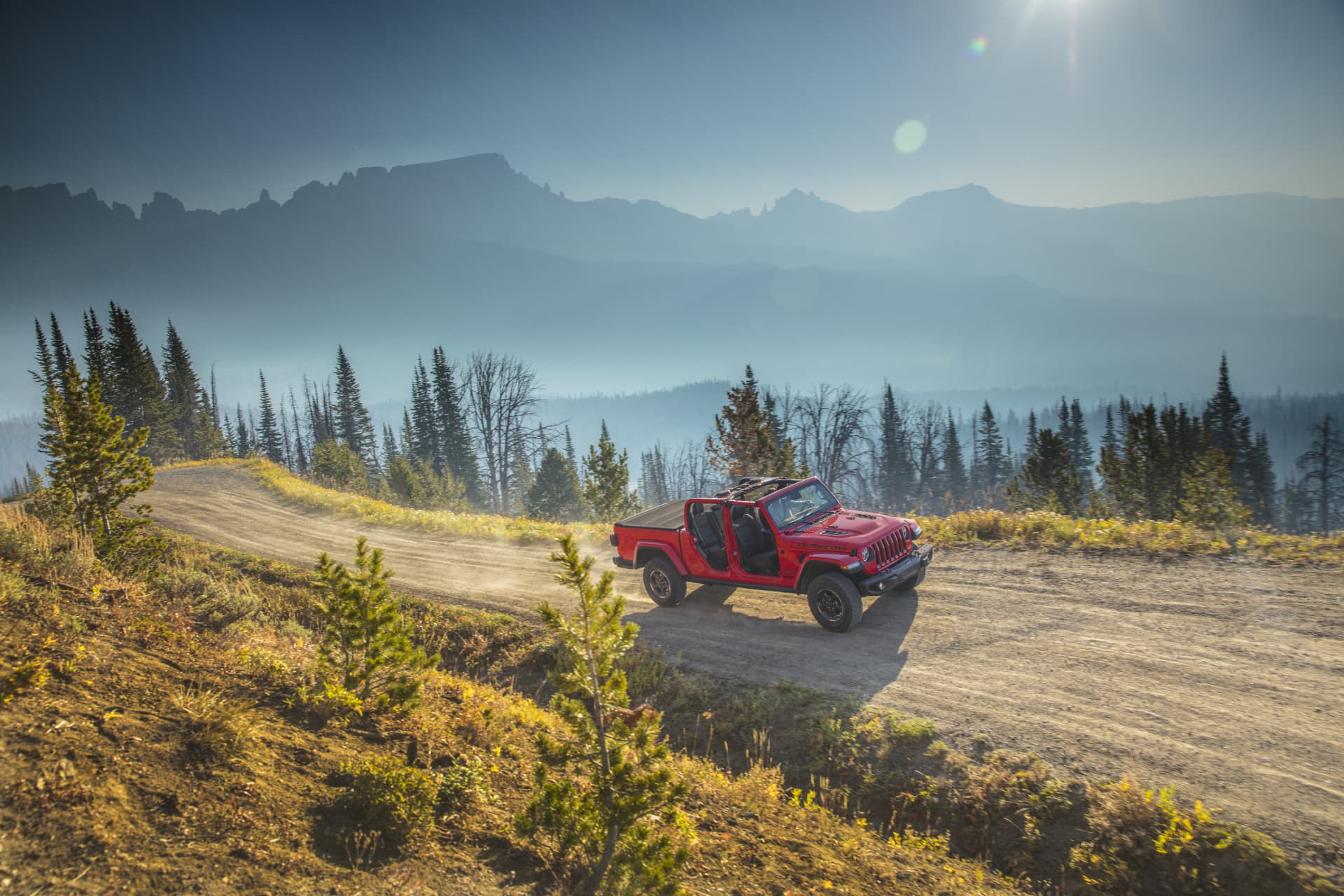 Vista trasera y lateral del Jeep Gladiator en un paisaje desértico.