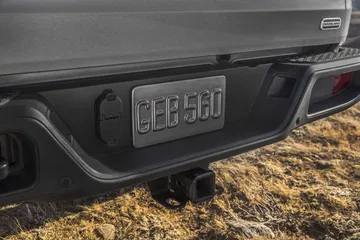 Vista del detalle específico de la zona trasera del Jeep Gladiator.