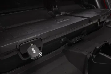 Vista del detalle del puerto USB en el interior del Jeep Gladiator.