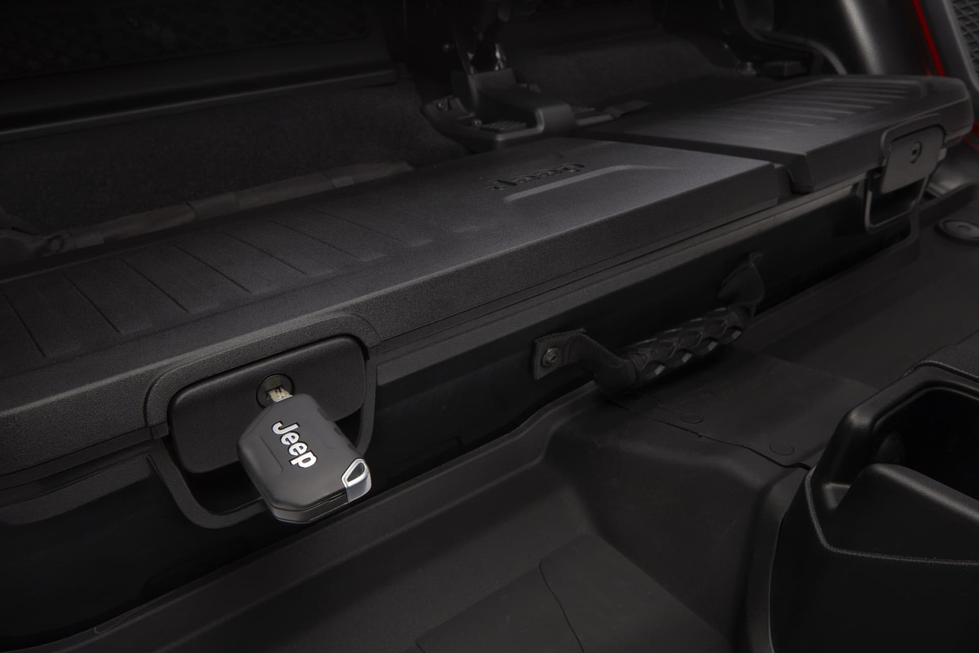Vista del detalle del puerto USB en el interior del Jeep Gladiator.