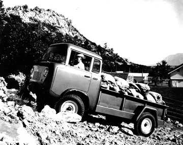 Vista lateral del Jeep Gladiator superando obstáculo rocoso