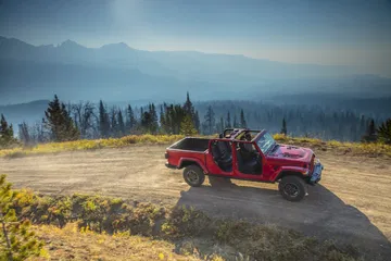 Jeep Gladiator apreciándose su perfil lateral en un entorno natural.