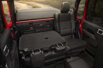 Vista trasera de los asientos y espacio de carga del Jeep Gladiator.