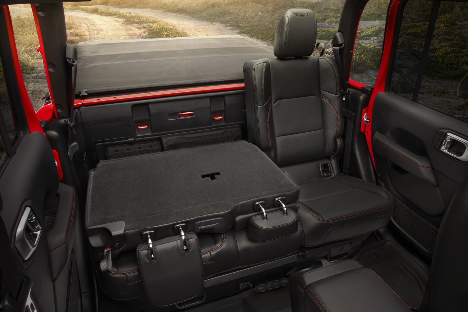 Vista trasera de los asientos y espacio de carga del Jeep Gladiator.
