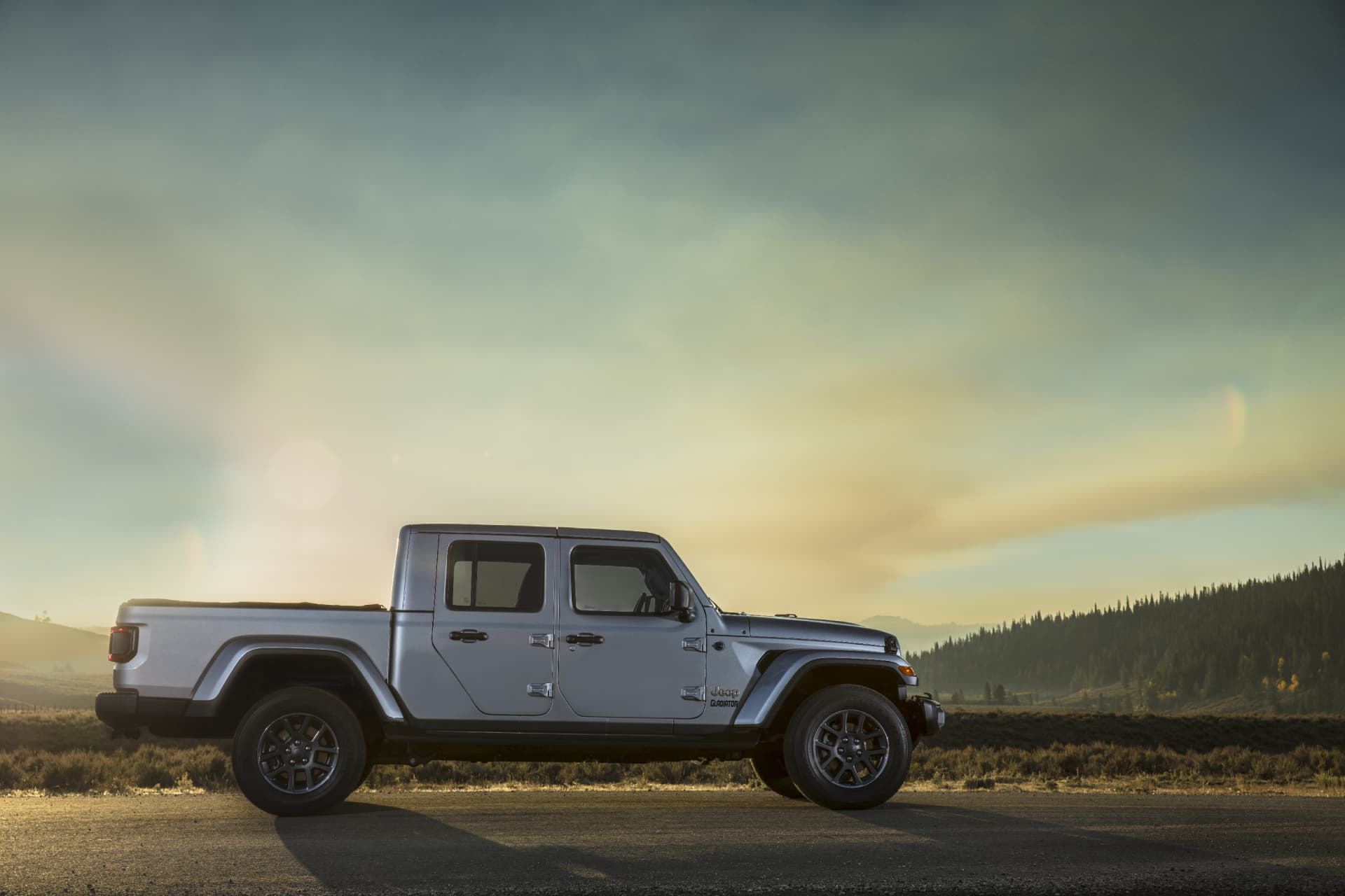 Vista lateral Jeep Gladiator destacando diseño robusto y línea de carrocería.