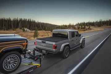 Vista lateral y trasera del Jeep Gladiator, destacando su robustez y diseño.