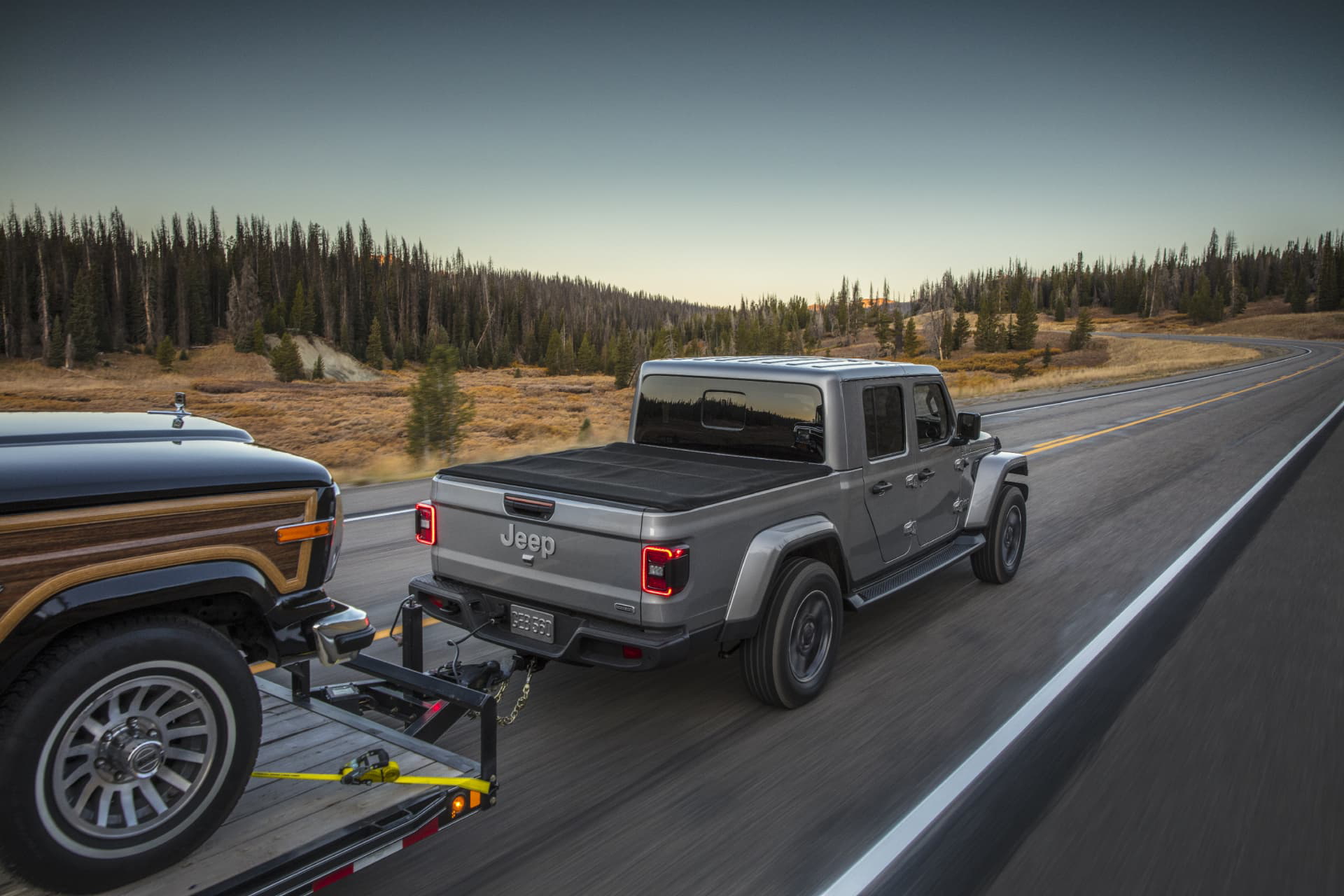 Vista lateral y trasera del Jeep Gladiator, destacando su robustez y diseño.