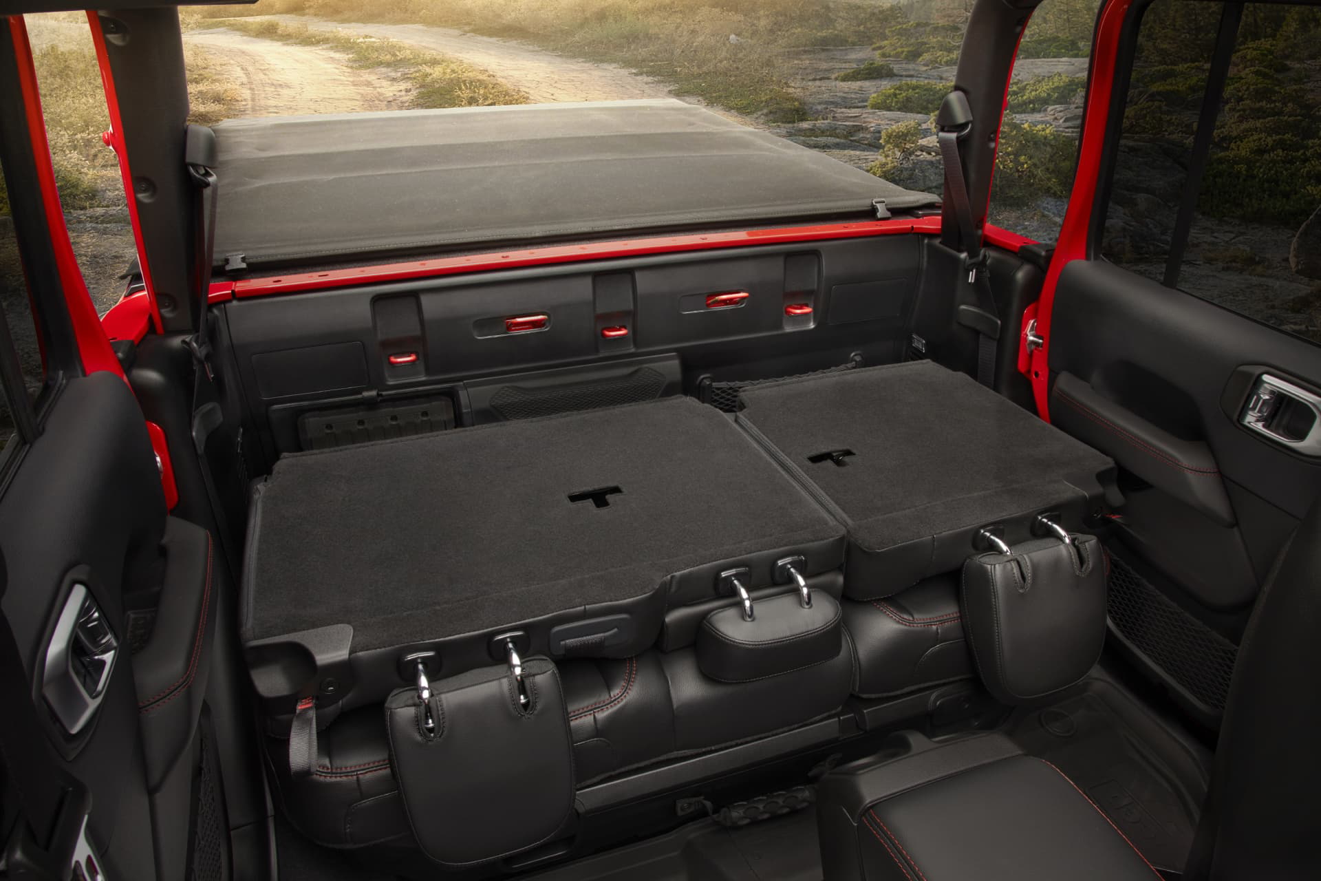 Vista del maletero del Jeep Gladiator, resaltando su funcionalidad y capacidad.