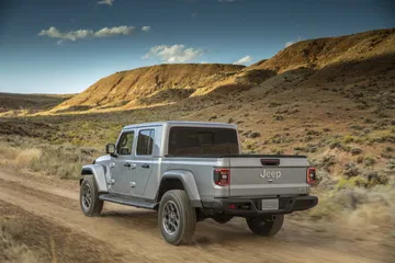 Vista trasera y lateral del Jeep Gladiator en un entorno off-road.