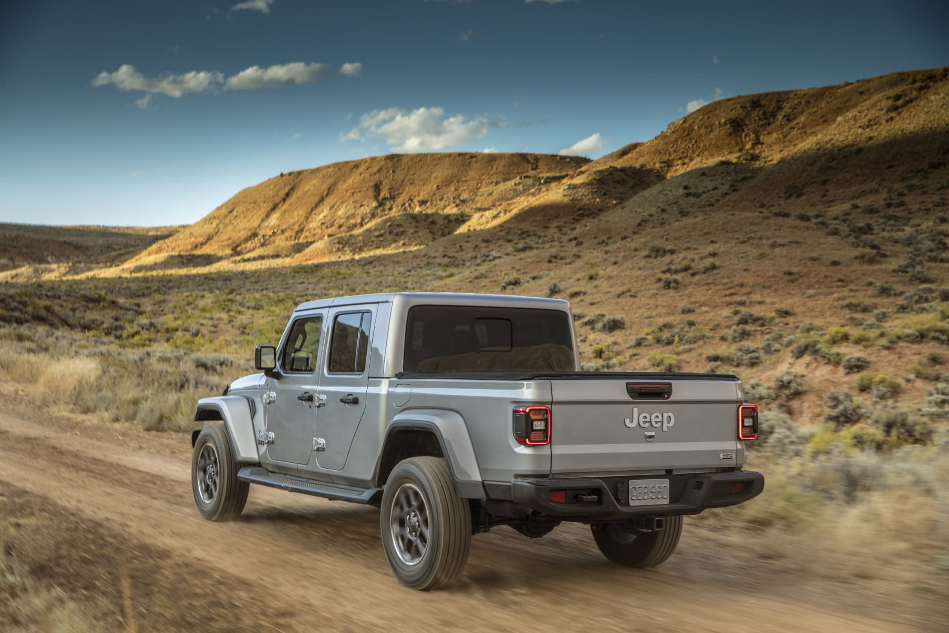 Vista trasera y lateral del Jeep Gladiator en un entorno off-road.