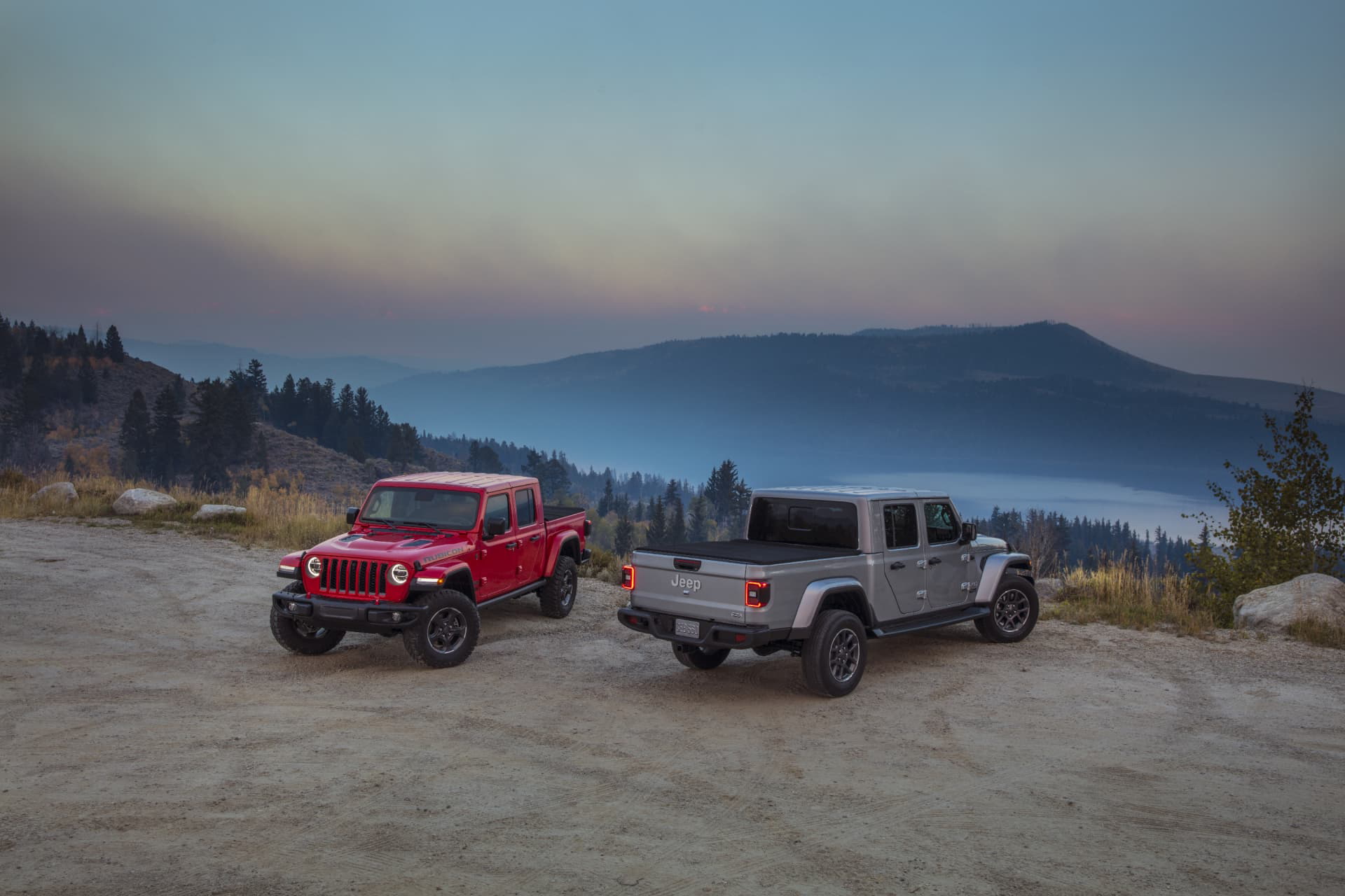 Vista lateral del Jeep Gladiator en un escenario de montaña al atardecer