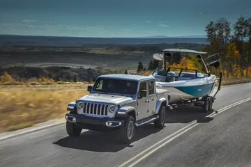 Jeep Gladiator mostrando su capacidad de remolque con una embarcación.