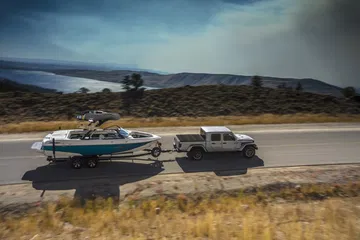 El Jeep Gladiator remolca con facilidad una embarcación de tamaño considerable.