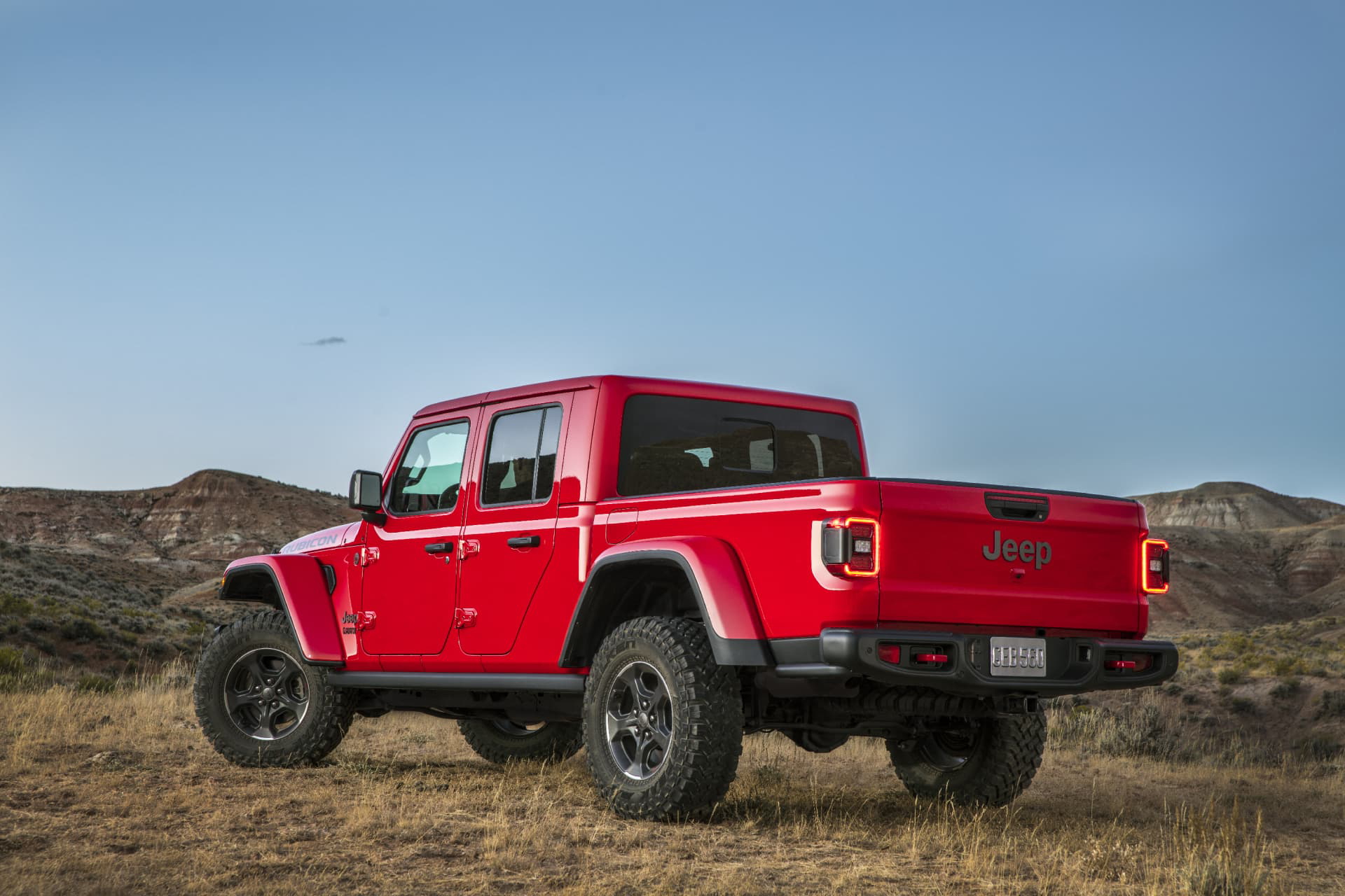 Vista lateral del Jeep Gladiator en color rojo destacando su diseño robusto.