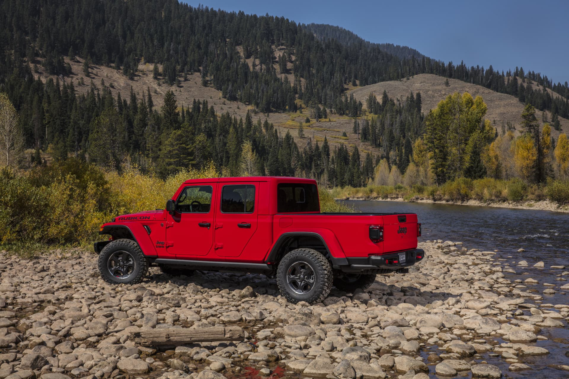 Vista lateral del Jeep Gladiator en color rojo, destacando su diseño aventurero.