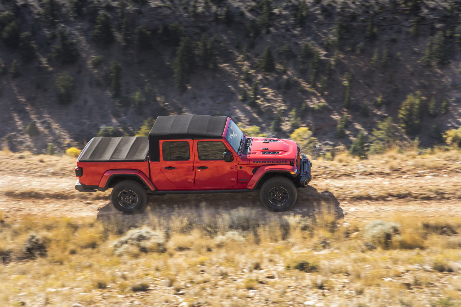 Jeep Gladiator mostrando su capacidad en terreno irregular.