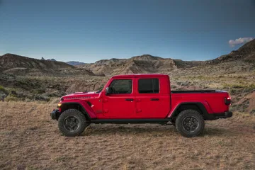 Jeep Gladiator en rojo destacando su perfil robusto y aventurero.