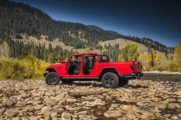 Jeep Gladiator en rojo destacando su capacidad todoterreno.