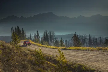 Vista lateral del Jeep Gladiator dominando caminos de montaña.