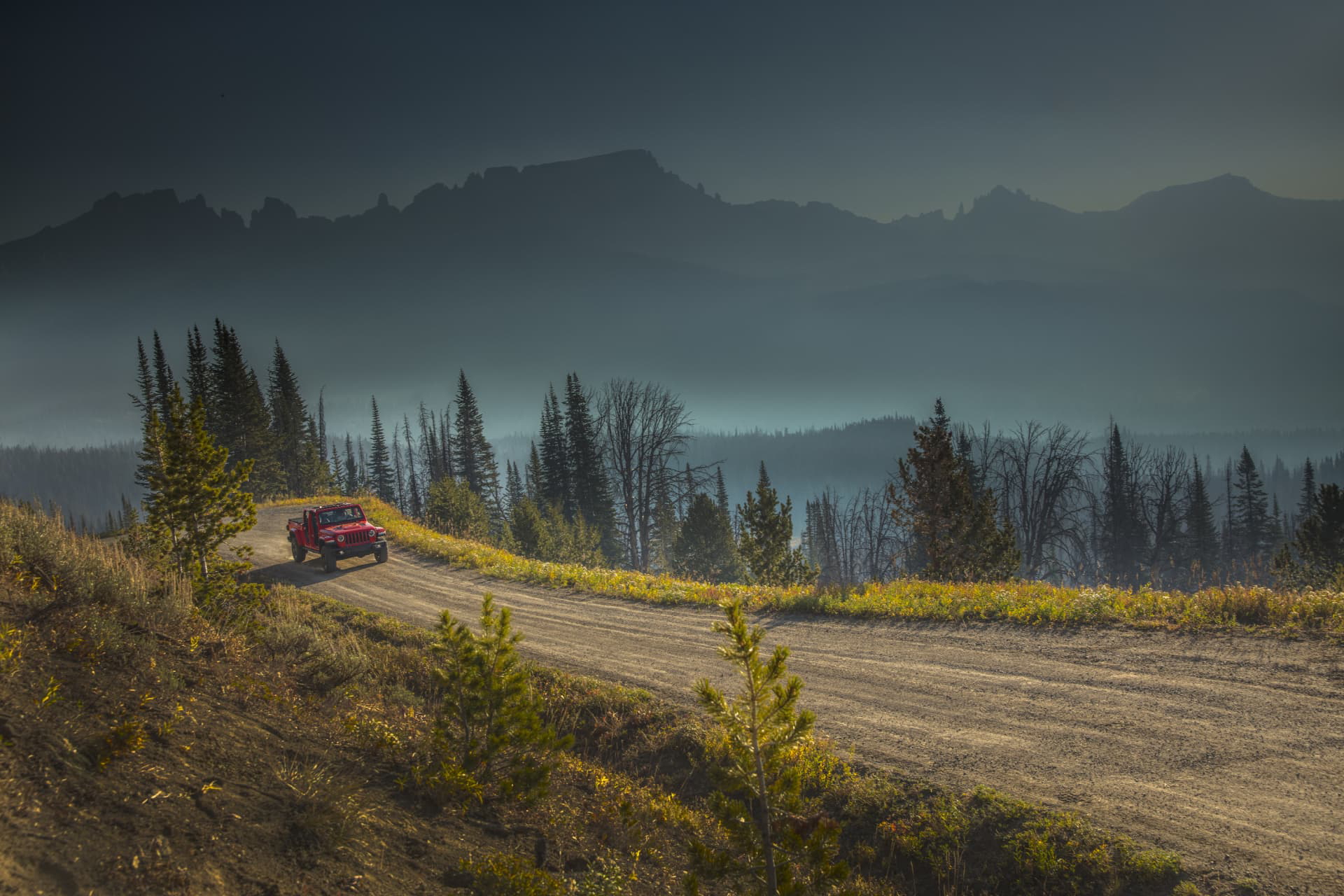 Vista lateral del Jeep Gladiator dominando caminos de montaña.