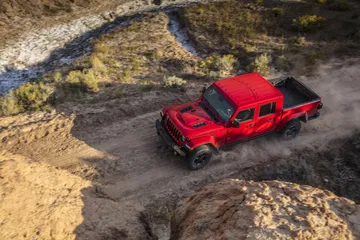 Vista aérea del Jeep Gladiator superando terreno accidentado con facilidad.