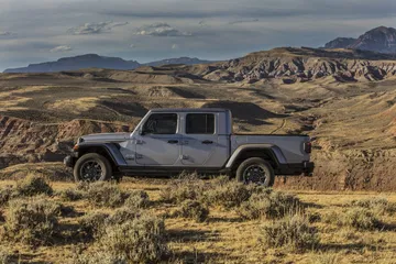 Vista lateral del Jeep Gladiator dominando terrenos irregulares.