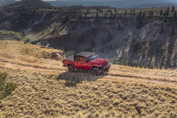 El Jeep Gladiator se muestra dominando terreno escarpado, destacando su capacidad todoterreno.