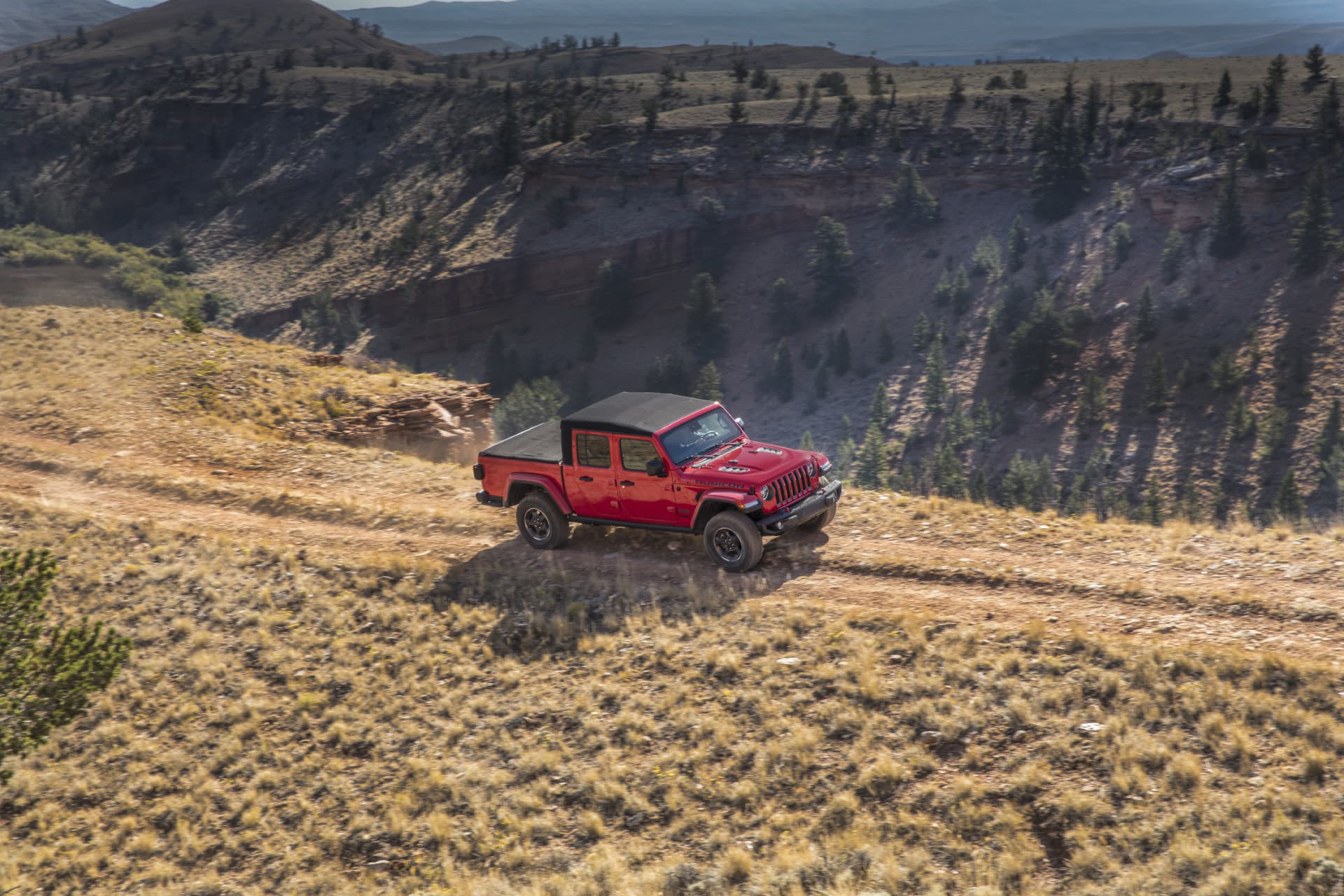 El Jeep Gladiator se muestra dominando terreno escarpado, destacando su capacidad todoterreno.