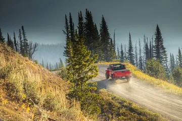 Jeep Gladiator superando con soltura un camino de tierra montañoso.