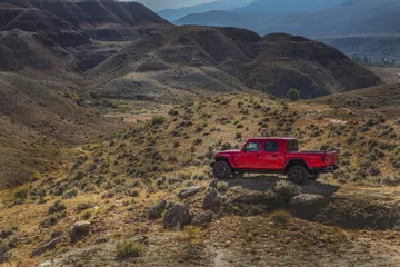 Jeep Gladiator mostrando su capacidad off-road en terreno montañoso.
