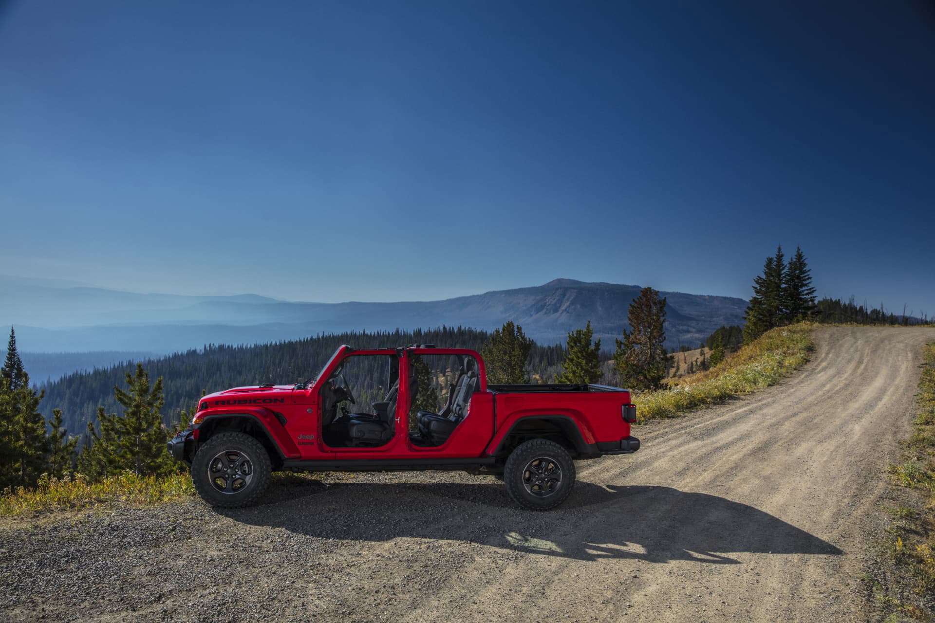 Jeep Gladiator transitando por un camino de montaña con un paisaje imponente.
