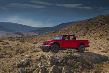 Jeep Gladiator demostrando su capacidad todoterreno en terreno rocoso