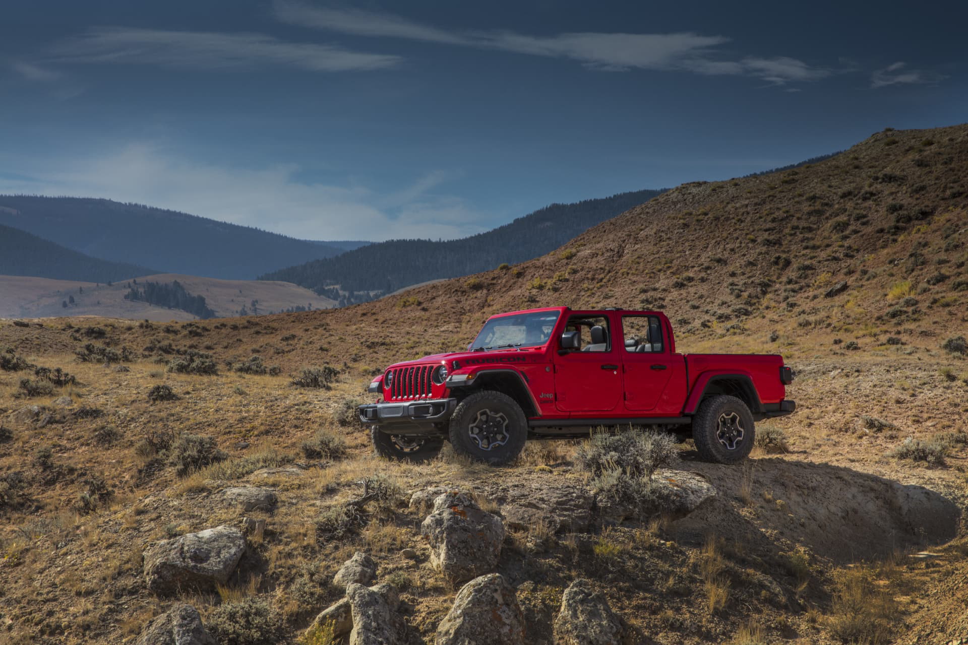 Jeep Gladiator demostrando su capacidad todoterreno en terreno rocoso