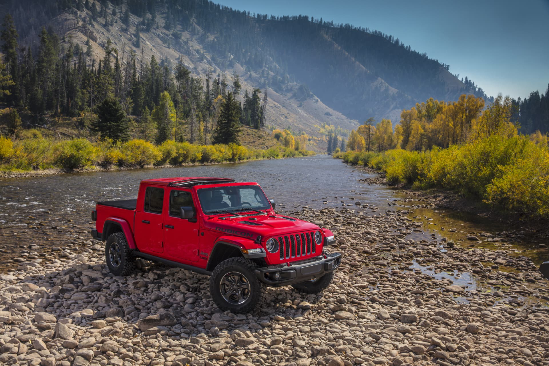 Jeep Gladiator en un entorno rocoso demostrando sus capacidades todoterreno.