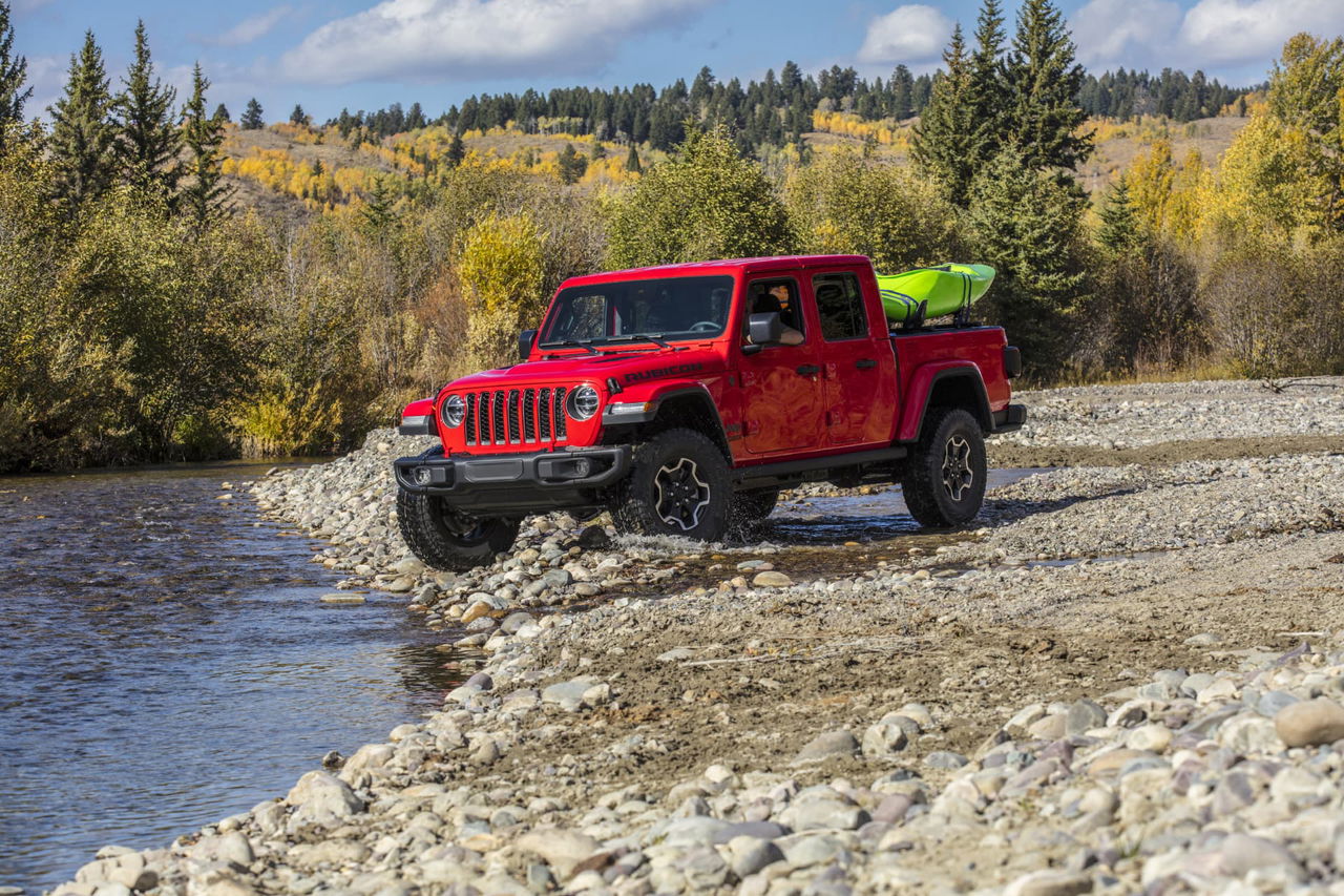 Jeep Gladiator mostrando su capacidad todoterreno en un entorno rocoso.