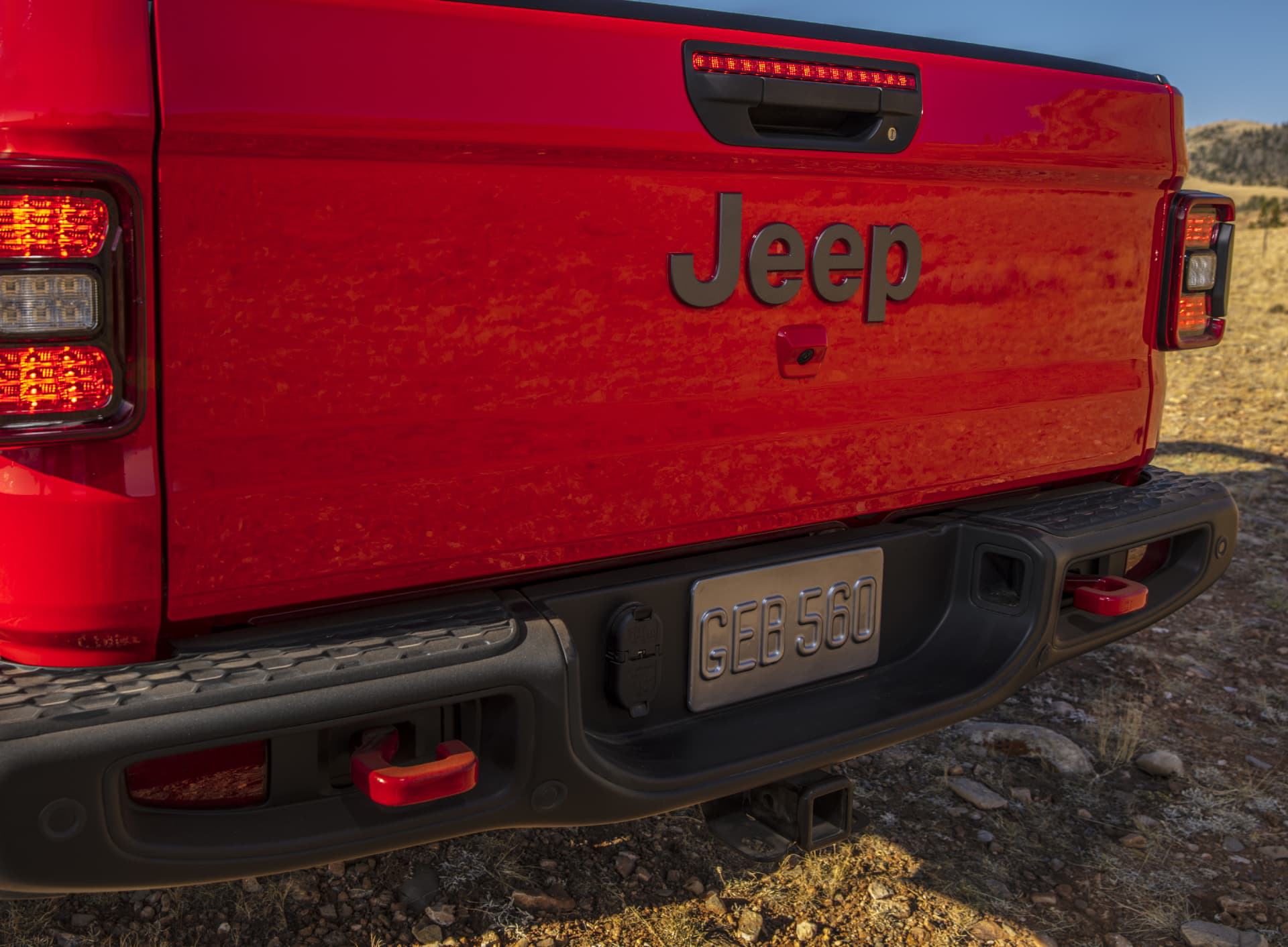 Vista detallada de la insignia y luces traseras del Jeep Gladiator.