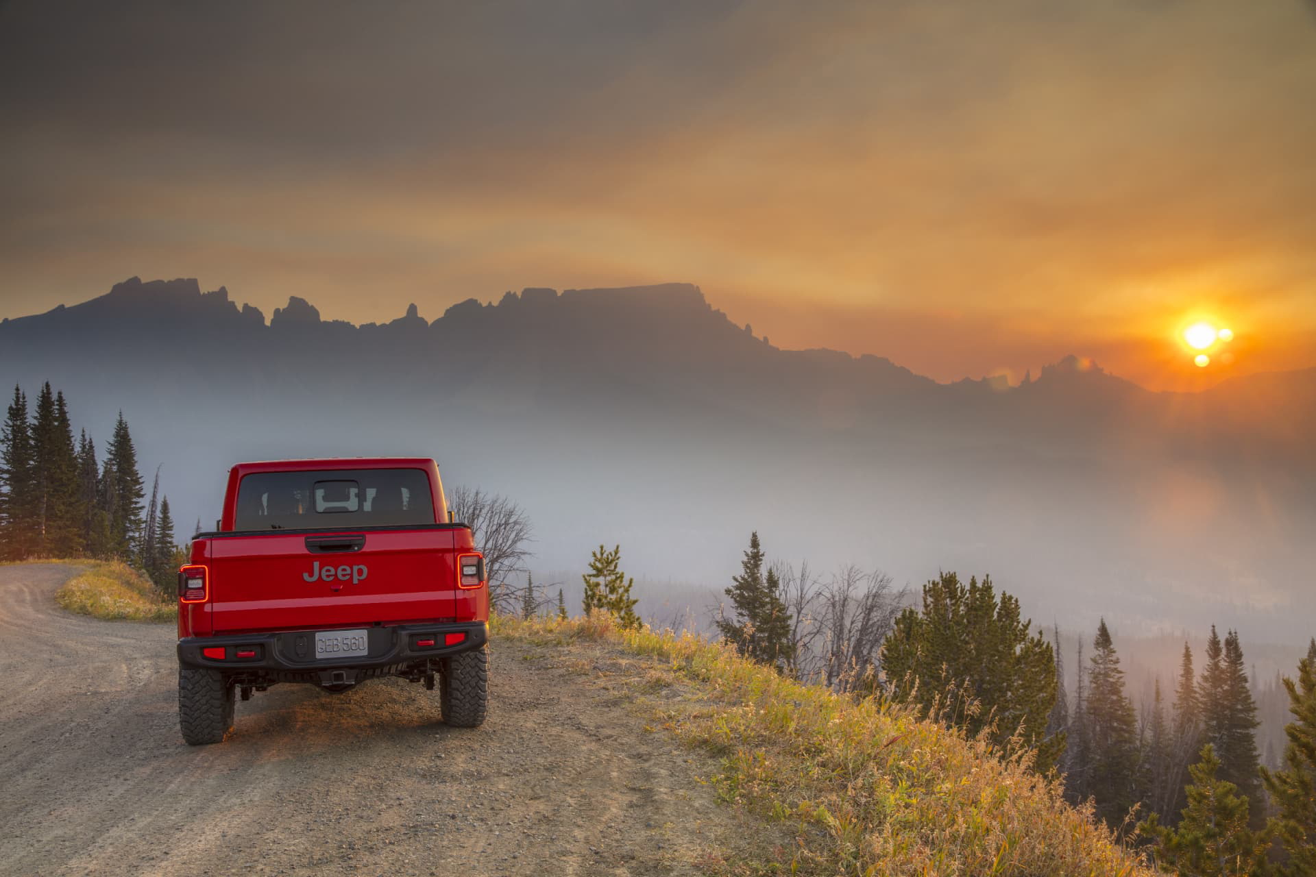 Vista trasera del Jeep Gladiator a la luz del atardecer, enfatizando su robustez y diseño aventurero.