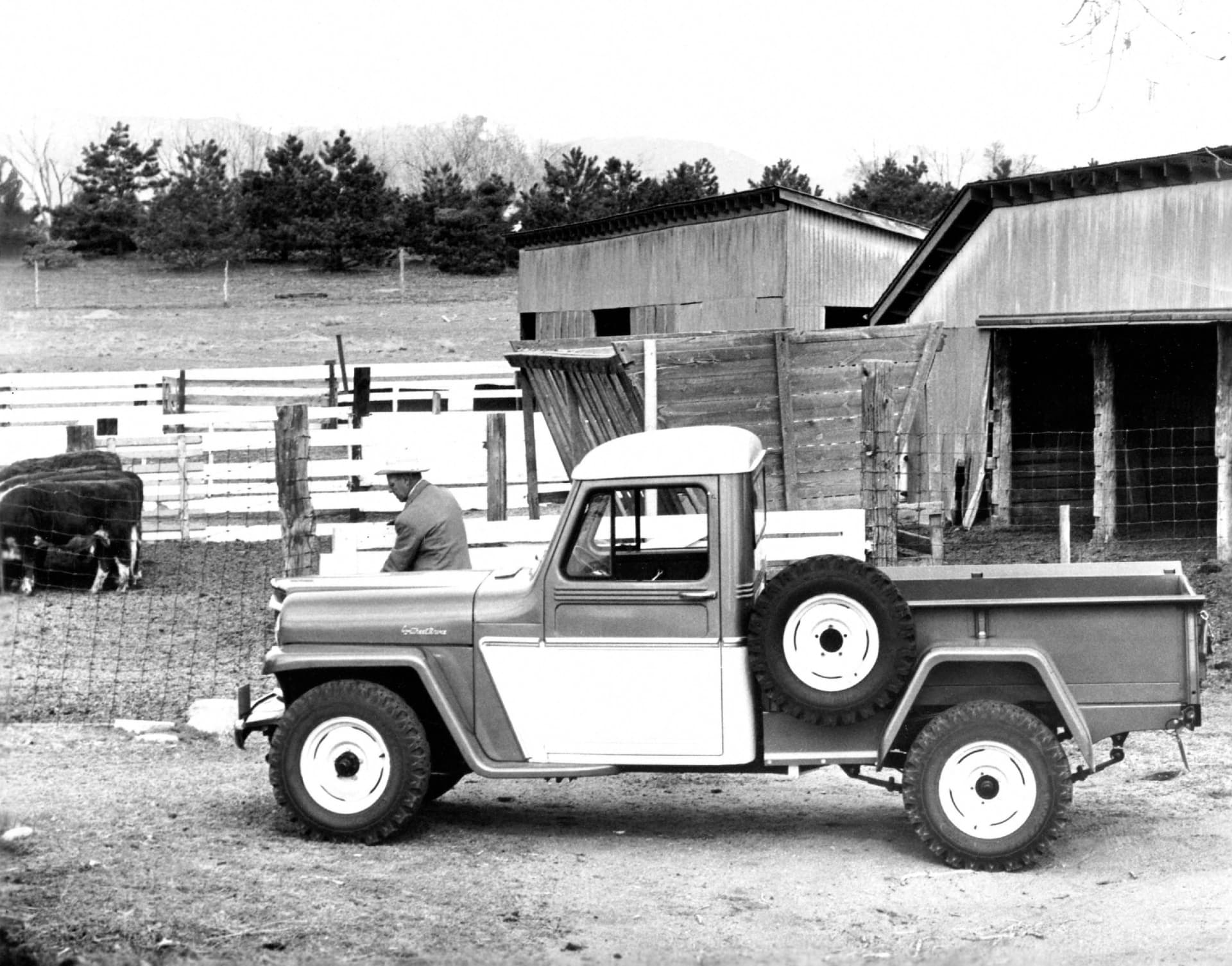 Vista lateral de un Jeep Gladiator clásico, destacando su diseño robusto.
