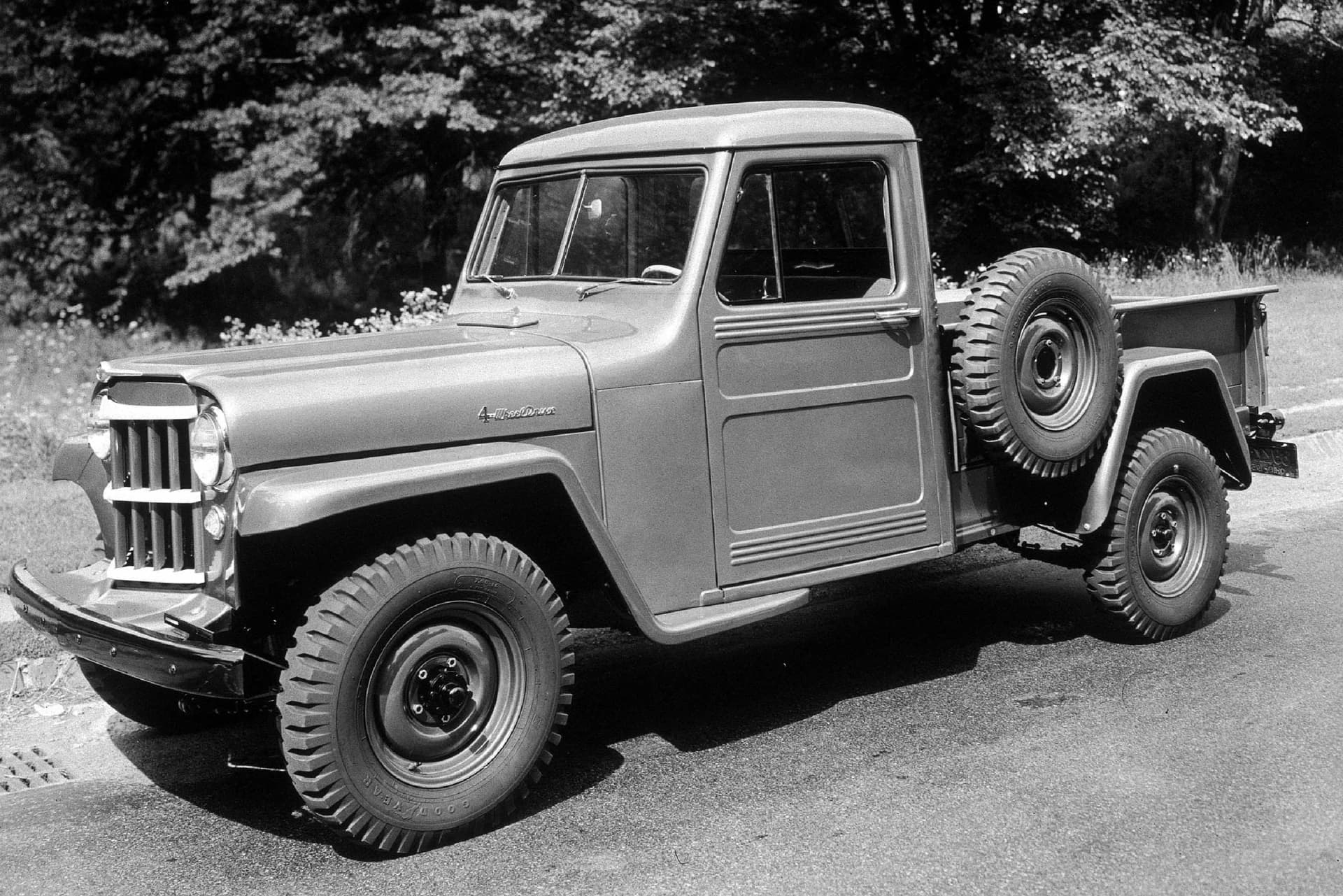 Vista lateral de un Jeep Gladiator clásico conservado en buen estado