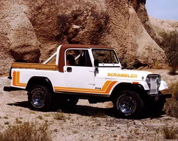 Vista lateral de un Jeep Gladiator vintage en terreno árido